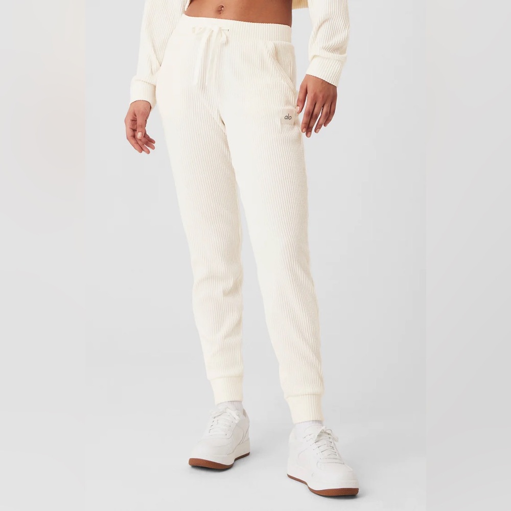 BNWT Alo Muse Sweatpant in Ivory